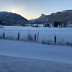 Дом отдыха Veronika Mit 2000qm Garten Und Bergblick Унтераммергау