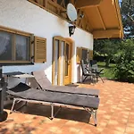 Дом отдыха Veronika Mit 2000qm Garten Und Bergblick Унтераммергау